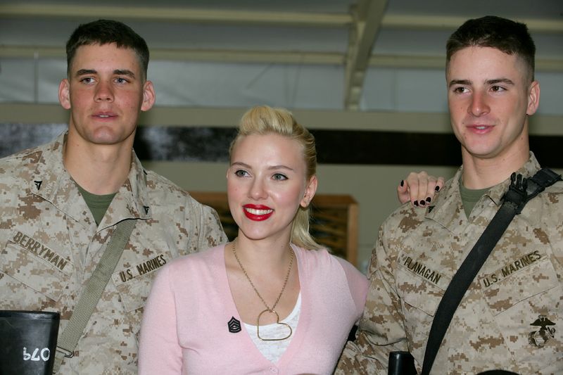 Soubor:Scarlett Johansson with soldiers.jpg