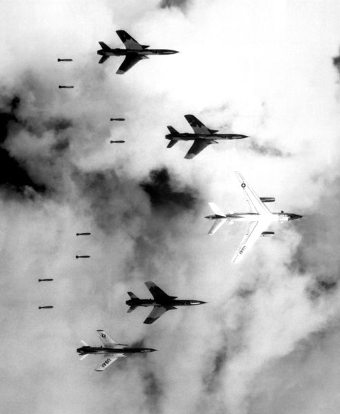 Soubor:Bombing in Vietnam.jpg