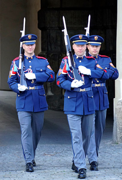 Soubor:Czech-03743-Changing of the Guard-DJFlickr.jpg