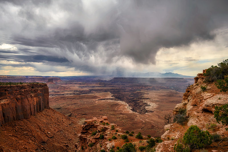 Soubor:Rainstorm over the canyons at Grand View Point Overlook, Canyonlands National Park, Moab, Utah-Flickr.jpg
