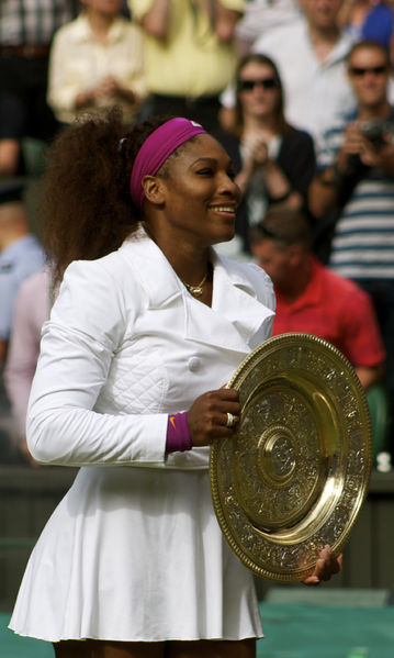 Soubor:Serena Williams winning Wimbledon Ladies' Singles 2012.jpg