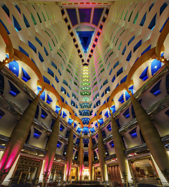 Soubor:Inside The Burj Al Arab Flickr.jpg