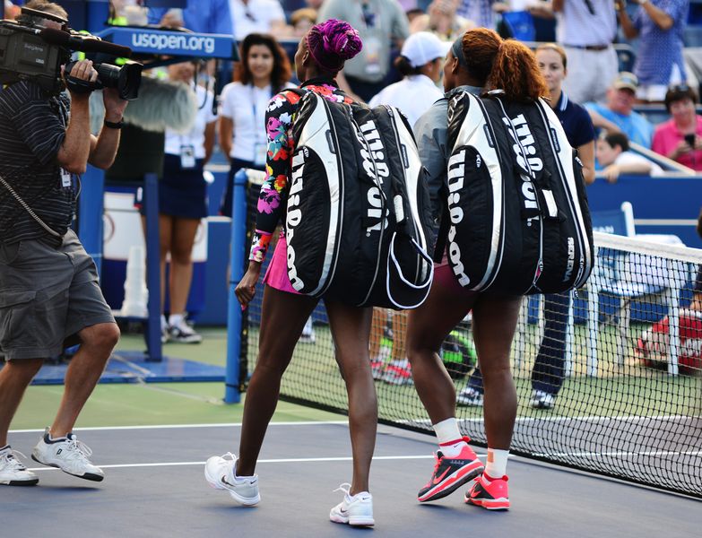 Soubor:Serena and Venus Williams (9633973238).jpg