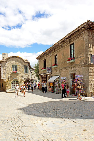 Hlavní ulice v Carcassonne nabízí mnoho obchodů.