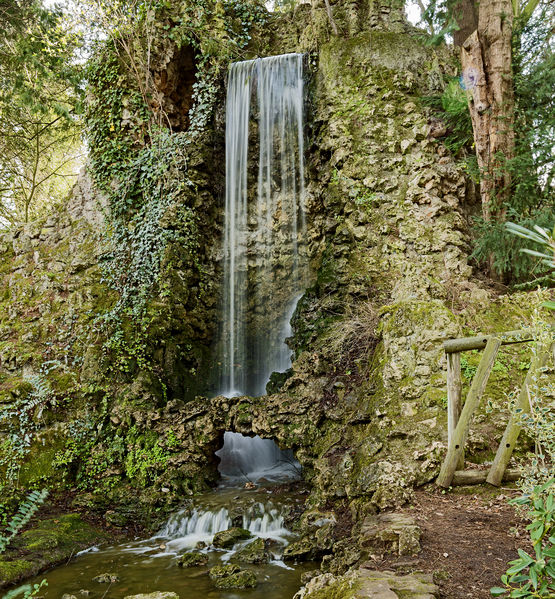 Soubor:Jardin des Plantes de Toulouse MHNT La cascade.jpg