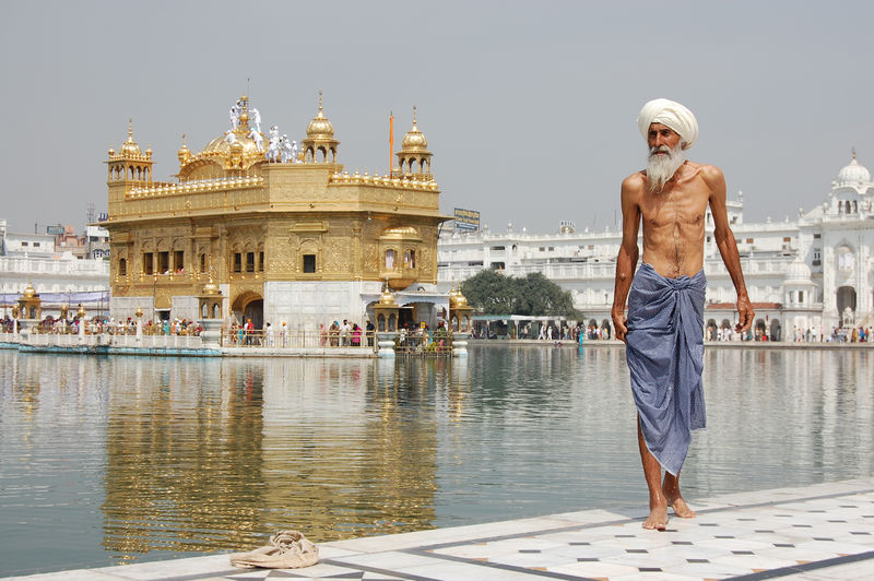 Soubor:Sikh pilgrim at the Golden Temple (Harmandir Sahib) in Amritsar, India.jpg