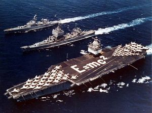 Operace Sea Orbit — zleva USS Bainbridge (DLGN-25), USS Long Beach (CGN-9) a USS Enterprise (CVAN-65)