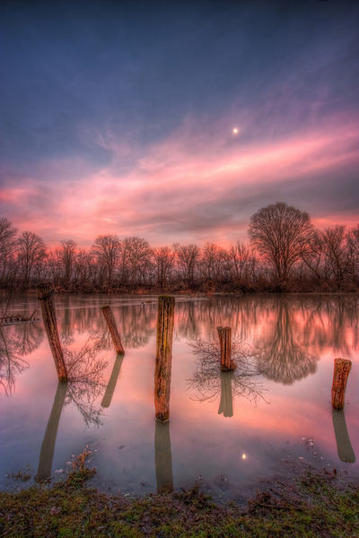 Soubor:A Pink Sunset Moon-theodevil.jpg