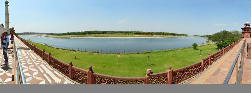 Soubor:River Yamuna - Riverfront Terrace - Taj Mahal Complex - Agra 2014-05-14 3821-3826 Compress.JPG