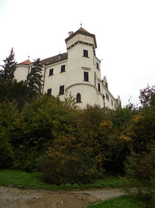 Konopiště je zámek ležící 40 km jihovýchodně od Prahy.