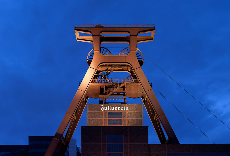Soubor:Zeche Zollverein abends.jpg