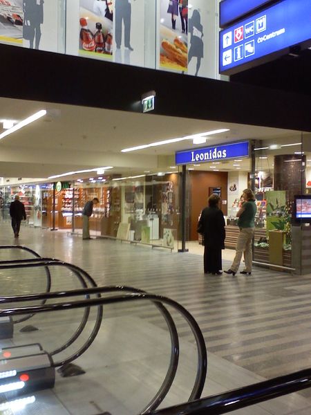 Soubor:Prague central station-stores1.jpg