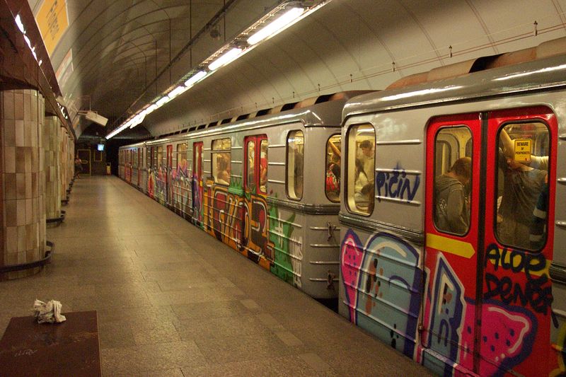 Soubor:Praha, Staré město, Florenc, grafitti vlak metra 81-71.JPG