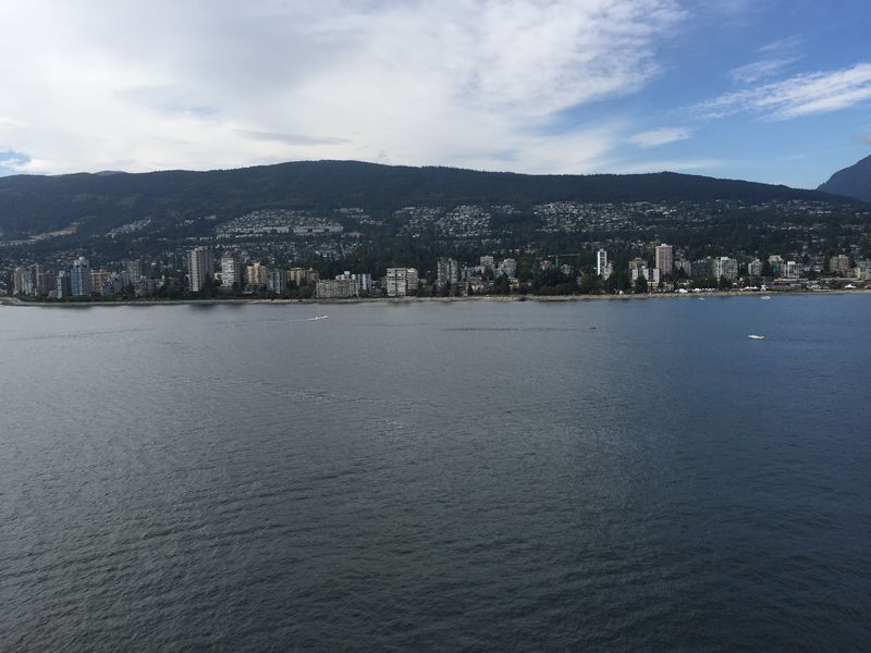 Soubor:West Vancouver viewed from Burrard Inlet, Aug 2016.jpg