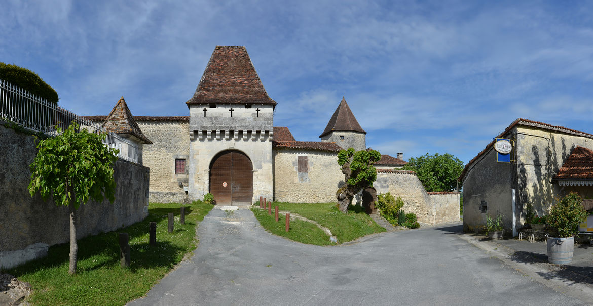 Panorama hradu a obce