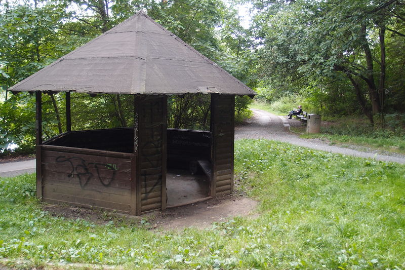 Soubor:Small summerhouse Kunratický forest Prague 04.JPG
