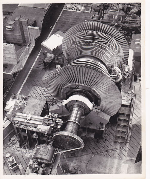 Soubor:Allis Chalmers inserting steam turbine blades.jpg