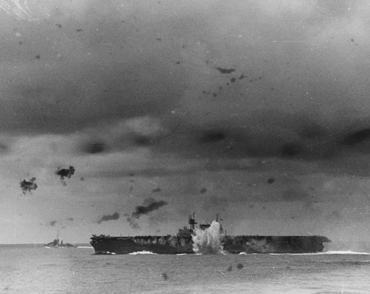 Soubor:Japanese bomb explodes off the port side of USS Enterprise (CV-6) during the Battle of the Santa Cruz Islands on 26 October 1942 (80-G-30198).jpg