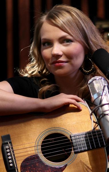 Soubor:Lene Marlin guitar (cropped).jpg