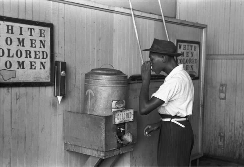 Soubor:"Colored" drinking fountain from mid-20th century with african-american drinking.jpg