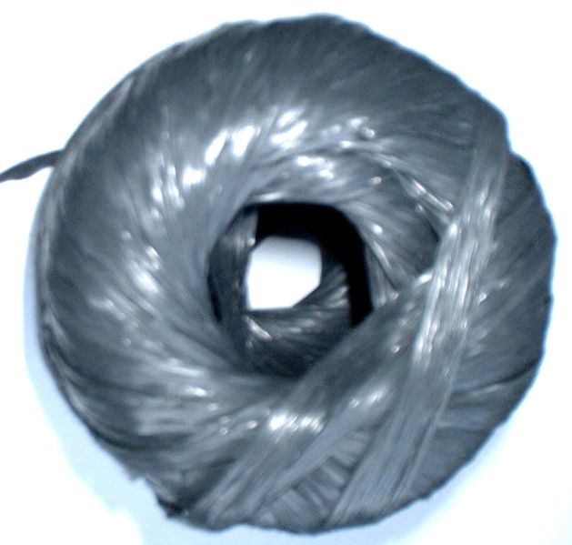 Soubor:Knäuel mit PP-Folienband.jpg