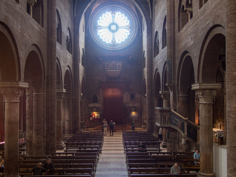 Soubor:Modena Cathedral inside4.jpg
