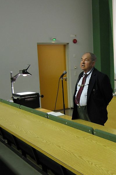 Soubor:Abrikosov in a lecture.jpg
