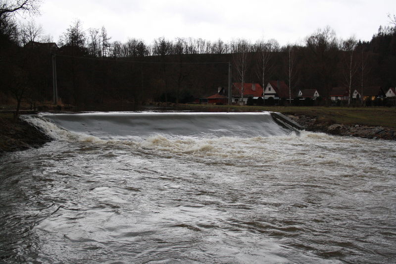 Soubor:Jihlava River high water-level at March 2009 near Třebíč.jpg