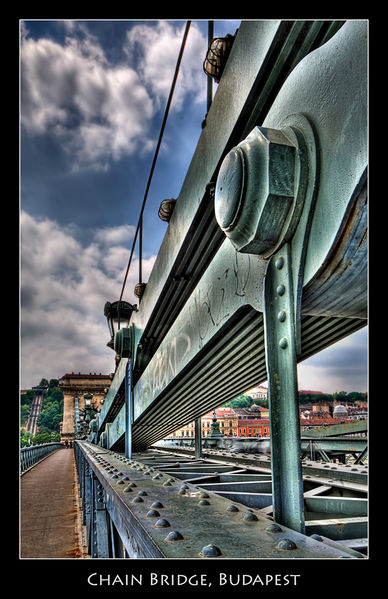 Soubor:Chain Bridge, Budapest HDR Flickr2.jpg