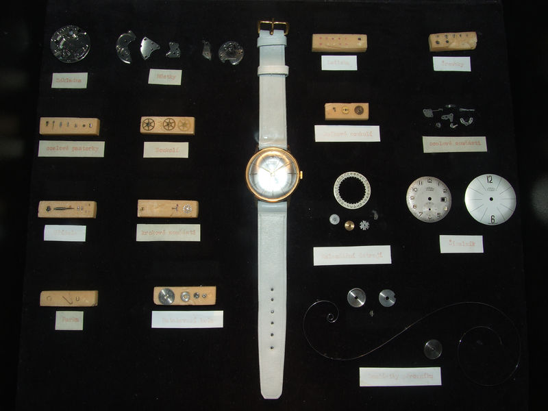 Soubor:Prim mechanical wrist watch disassembled whole.jpg