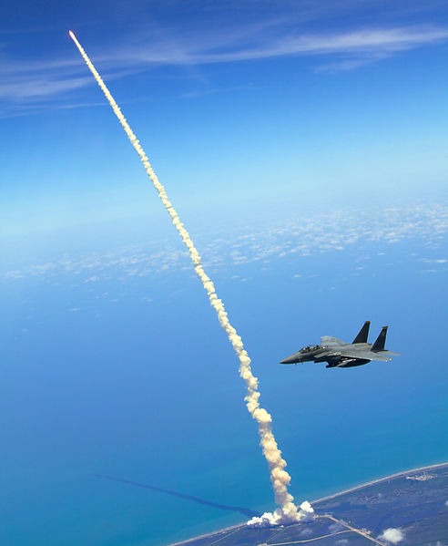 Soubor:4th FW Strike Eagles assist shuttle launch.jpg