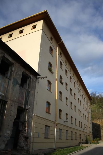 Soubor:Apartment house with social flats in Třebíč, Czech Republic.jpg