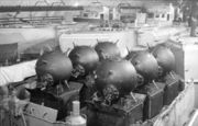 Bundesarchiv Bild 101II-MW-6307-32, Minen auf S-Booten im Bunker.jpg