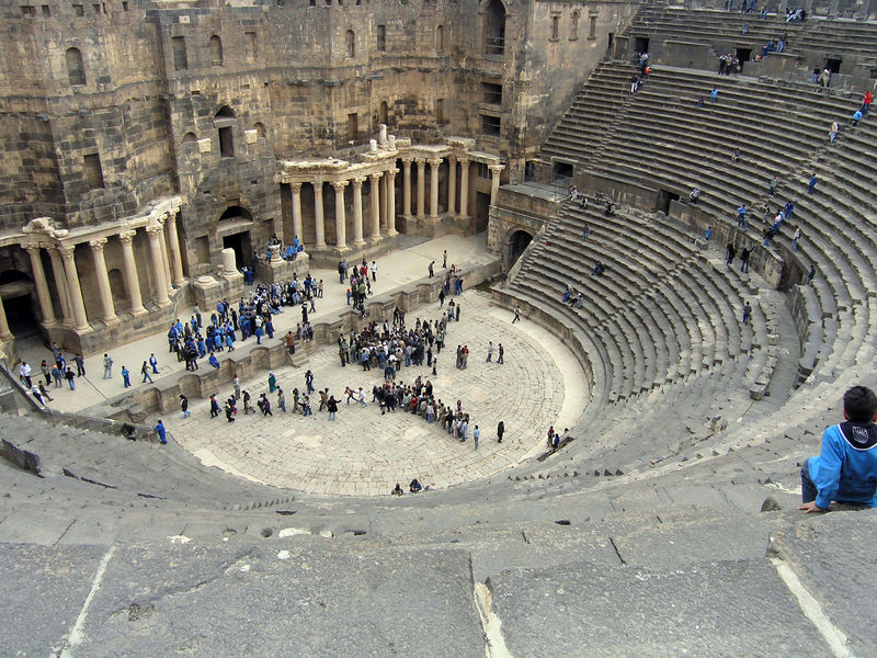 Soubor:Roman theatre, bosra, syria, easter 2004.jpg