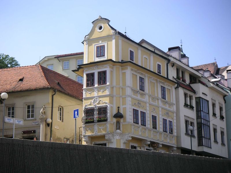 Soubor:Bratislava-dom u dobrého pastiera.jpg