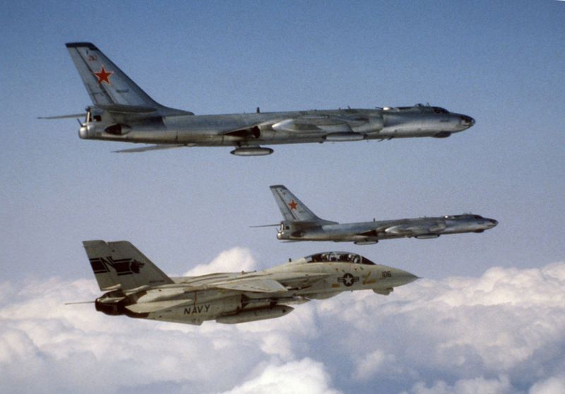 Soubor:F-14A Tomcat of VF-1 escorting two Tu-16 Badgers in 1984.JPEG