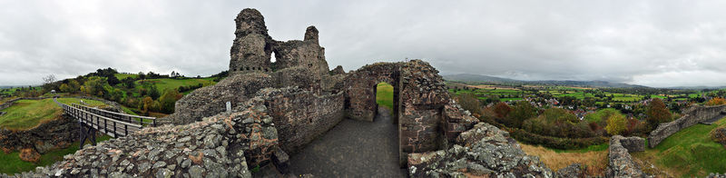 Soubor:Montgomery Castle, Wales, 360° Panorama II.jpg