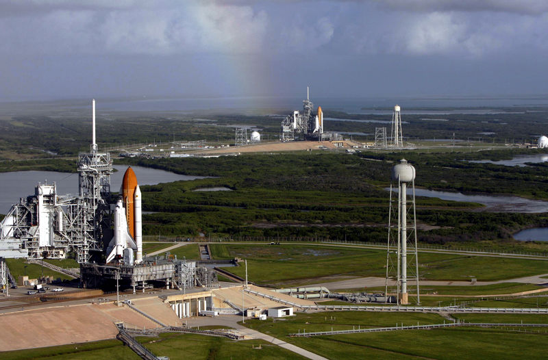 Soubor:Space shuttles Atlantis (STS-125) and Endeavour (STS-400) on launch pads.jpg
