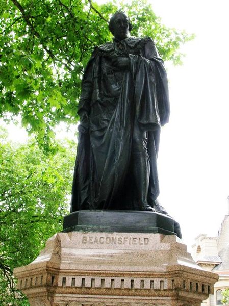 Soubor:Benjamin Disraeli statue, Parliament Square SW1 - geograph.org.uk - 1324152.jpg