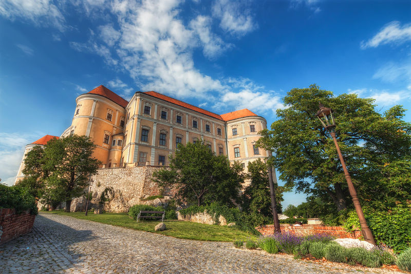 Soubor:The other side of the Chateau in Mikulov-theodevil.jpg