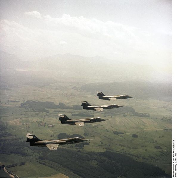 Soubor:Bundesarchiv B 145 Bild-F027403-0008, Flugzeuge F-104 Starfighter, JG 74.jpg