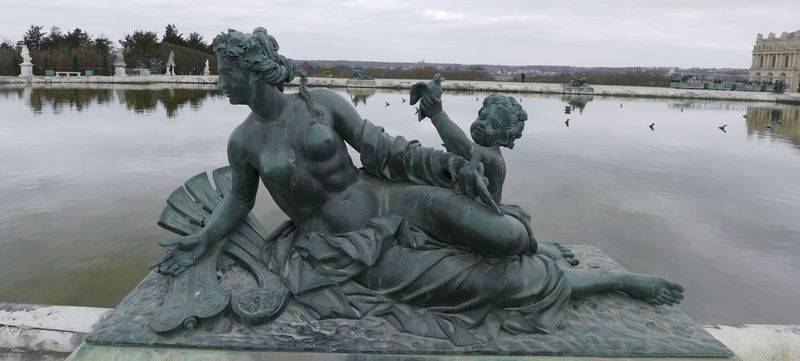 Soubor:Nymphe et Enfant aux Oiseaux - Statues du Parterre d'Eau - Château de Versailles - P1050510-P1050516 - Rectilinear.jpg