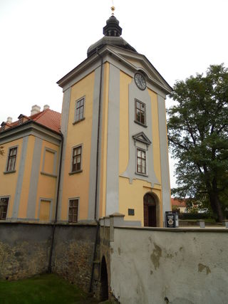 Zámecký areál Ctěnice spadá do katastrálního území Vinoř a je součástí Prahy 9.