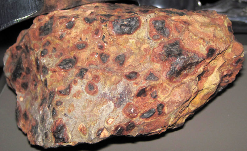 Soubor:Pisolitic bauxite 3-2015-Flickr.jpg