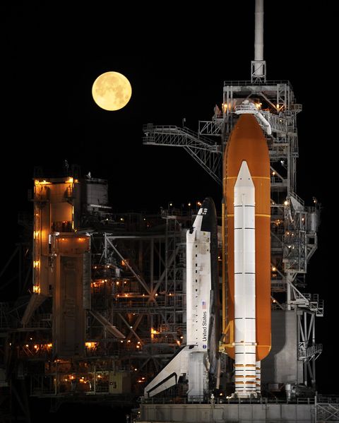 Soubor:Space Shuttle Discovery under a full moon, 03-11-09.jpg