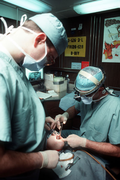 Soubor:Dental surgery aboard USS Eisenhower, January 1990.JPEG