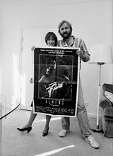 Režisér James Cameron s filmovým plakátem.