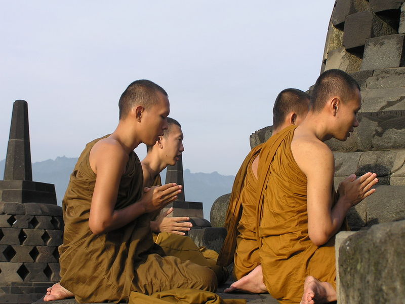 Soubor:Borobudur monks 1.jpg