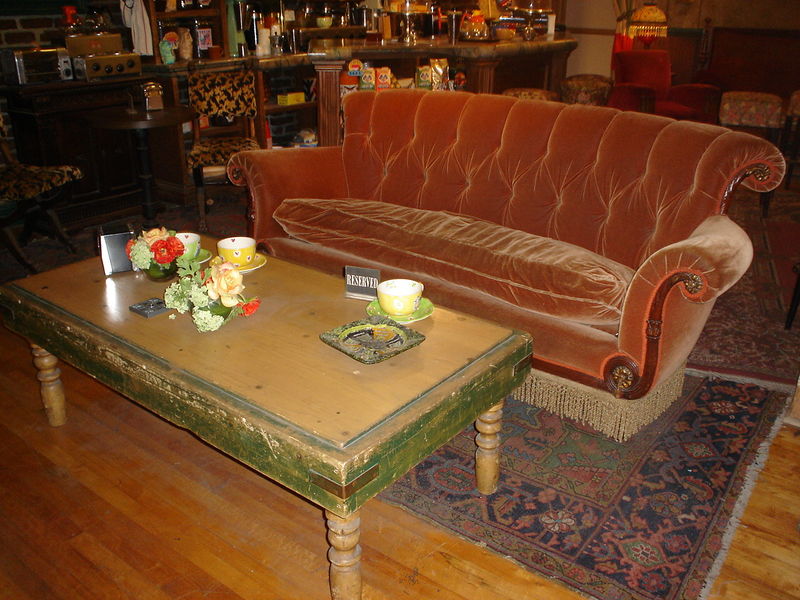 Soubor:Friends Central Perk couch.jpg