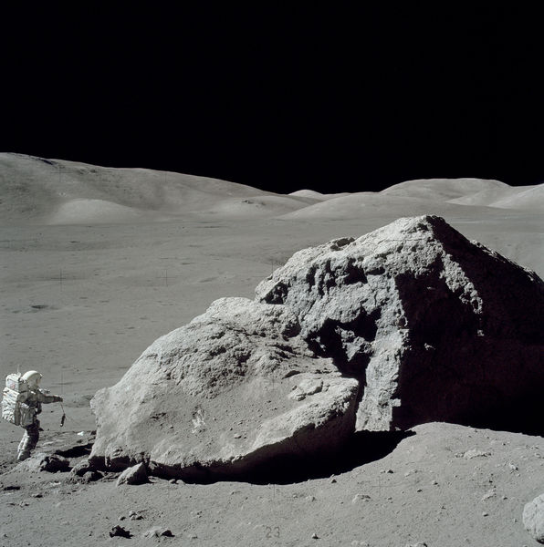 Soubor:Moon-apollo17-schmitt boulder.jpg